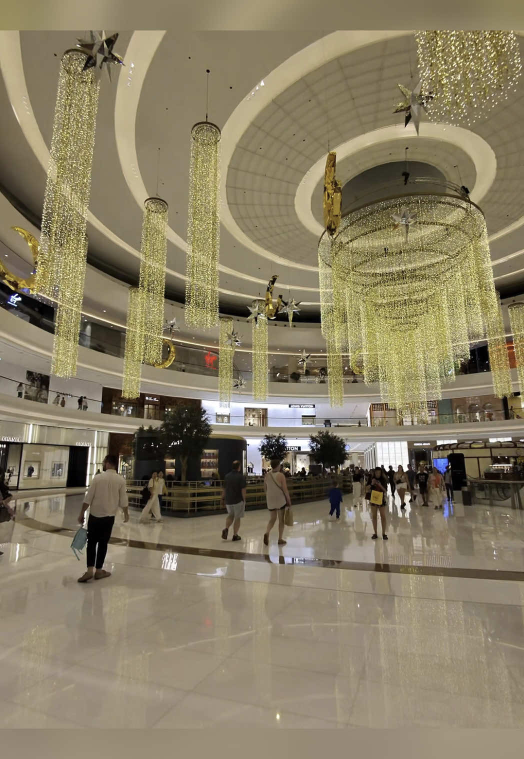 This was at 9 PM!! 😳 This mall doesn’t close until 1am 🕐 #dubaiMall 10.7mil sqft #huge #shopping #mallhaul #luxurylife 