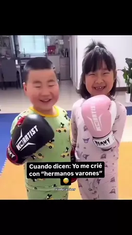 Más o menos así es trabajar con puros hombres!! Pareciera gracioso! Pero en realidad es triste que solo por ser mujeres crean que llegaste a donde llegaste por haberte acostado con alguien, por tu forma de vestir, por el simple hecho de ser mujer, pero creo que lo más triste de todo esto es que las mujeres que comparten espacio, ya no digamos puesto o posición, piensen lo mismo! Últimamente he trabajado por y con mujeres dentro de la música y creo que a muchas nos está cambiando el chip de que no vinimos a competir, si no a sumar, esas morras son las que quiero en mi vida! Esas que te ven como un hilo de la red, no a las que buscan la aceptación masculina y hasta se sienten cómodas causando la incomodidad de otras mujeres al tener cerca a acosadores!! En fin… 