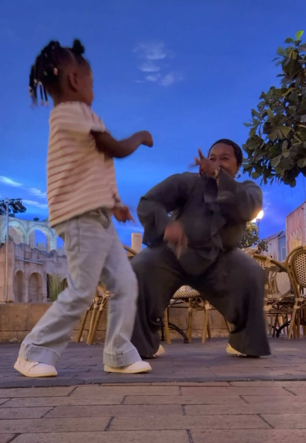 Boogie on around the world 🌍 #fyp #mumanddaughter #happymonday 