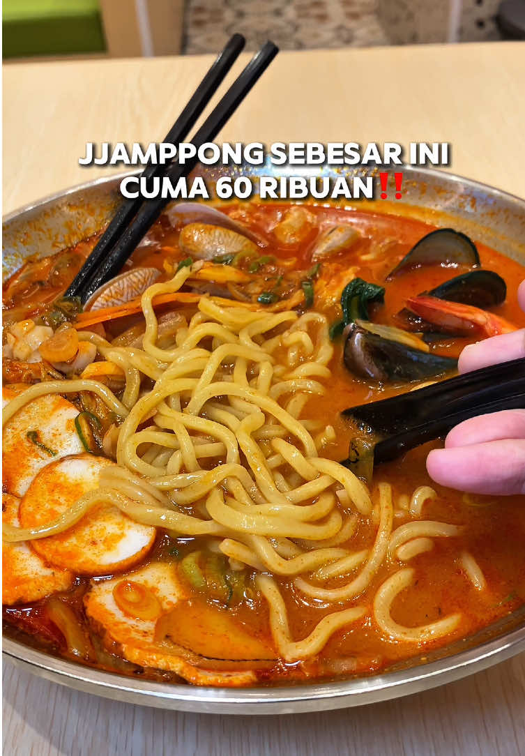 Jjamppong Buat 3 Orang Cuma 60k🔥‼️ Ga nyesel sih buat cobain jjamppong disini, selain rasanya yang udah pasti enak dan seger, seafoodnya juga melimpah bangettt! Kalau kalian ramean bisa banget pesen Large Seafood Jjamppong nya yaa, cuma 60k aja kok. Kalian juga wajib banget cobain menu-menu barunya yang pake kuah collagen. Jadi lebih thick, rich, dan bisa buat anti-aging! Makannya bisa ditemenin sama artis koera deh😍 @Hanguksu  📍Han Guksu Bintaro Xchange 2 #hanguksu #jjampong #makanankorea #jjampongseafood  #fyp 