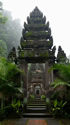 Gerbang Batu Menuju Pura Tua yang Sakral #PuraBali #WisataBudaya #WarisanNusantara #HarmoniAlam 