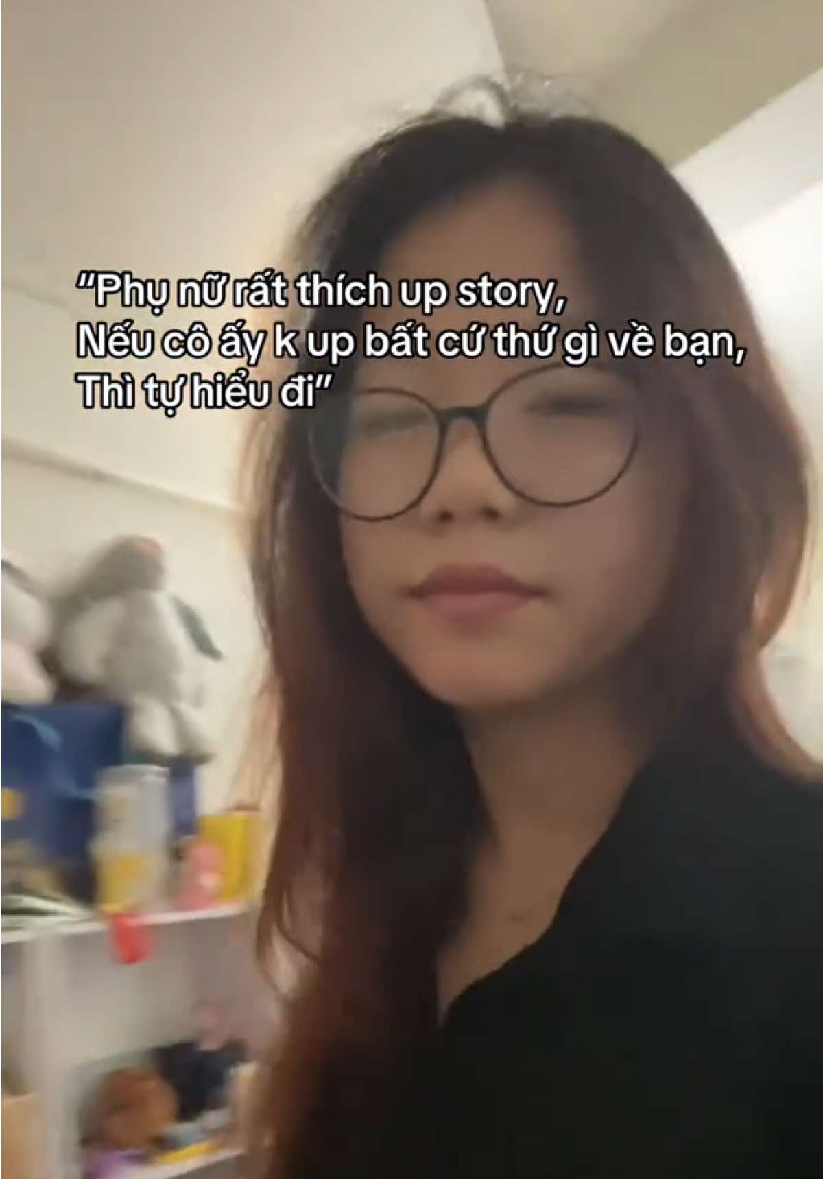 Có thể cô ấy k muốn ai biết về b