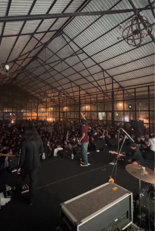 Berantakan sudah hariku berantakan.. “Berantakan” lagu pertama kami yang dirilis delapan tahun yang lalu, 2017. #thejeblogs #thejeblogsberaksi 