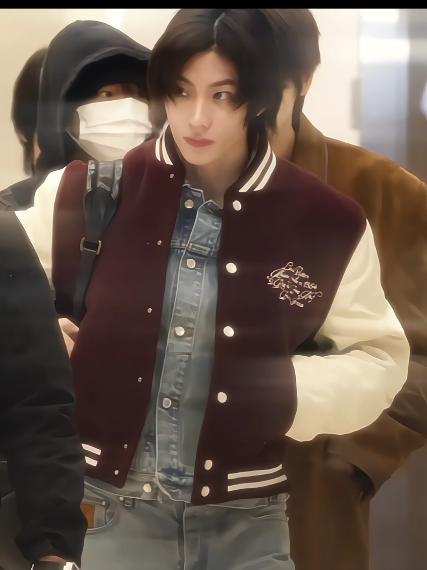 literally yearn anton on airport 🥵 #anton #riize #antonriize #RIIZE #fyp #FYP 