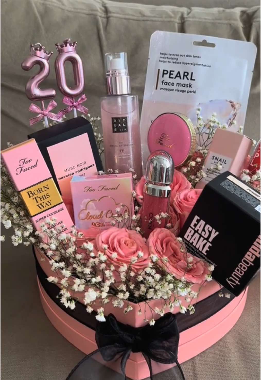 ✨✨✨✨                                     #flowerbox  #rose #giftbox #birthdaygift #fyp #foryou #voorjou #giftbouquet #flowerbouquet #flowers #giftideas #gift #girlthings #makeupbouquet #makeup #toofaced #hudabeauty #pink 