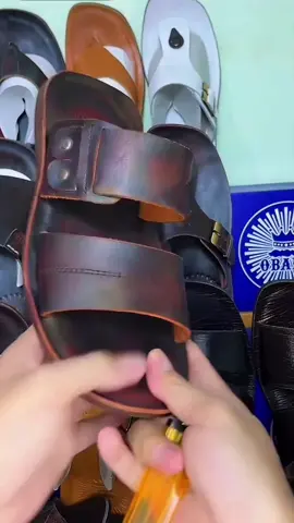 Sandal pria bahan kulit sapi Sandal cowok Sandal kulit Sandal lebaran Sendal cowok Sendal untuk lebaran Sendal acara Sendal mahal Sandal kekinian Musim panas Coklat Hitam Karet #sandal #sendalpria #sandalkulitpria #sandalpriakulitasli 
