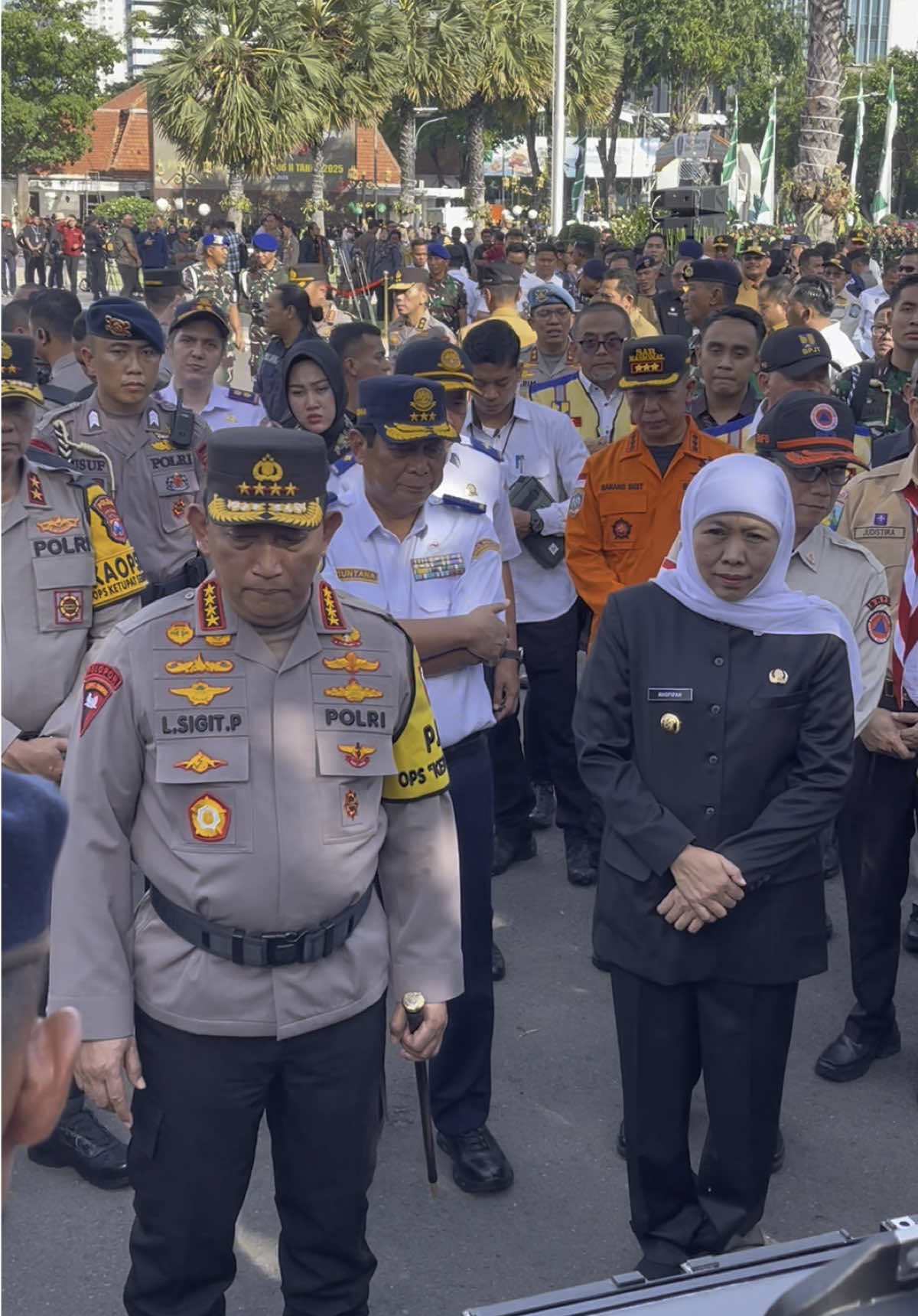 Kapolri Jenderal Pol. Listyo Sigit Prabowo dan Mendagri Jenderal Pol (Purn) Tito Karnavian hadiri Apel Gelar Pasukan di Gedung Negara Grahadi (20/03) #kapolri #listyosigitprabowo #mendagrititokarnavian #khofifahindahparawansa 