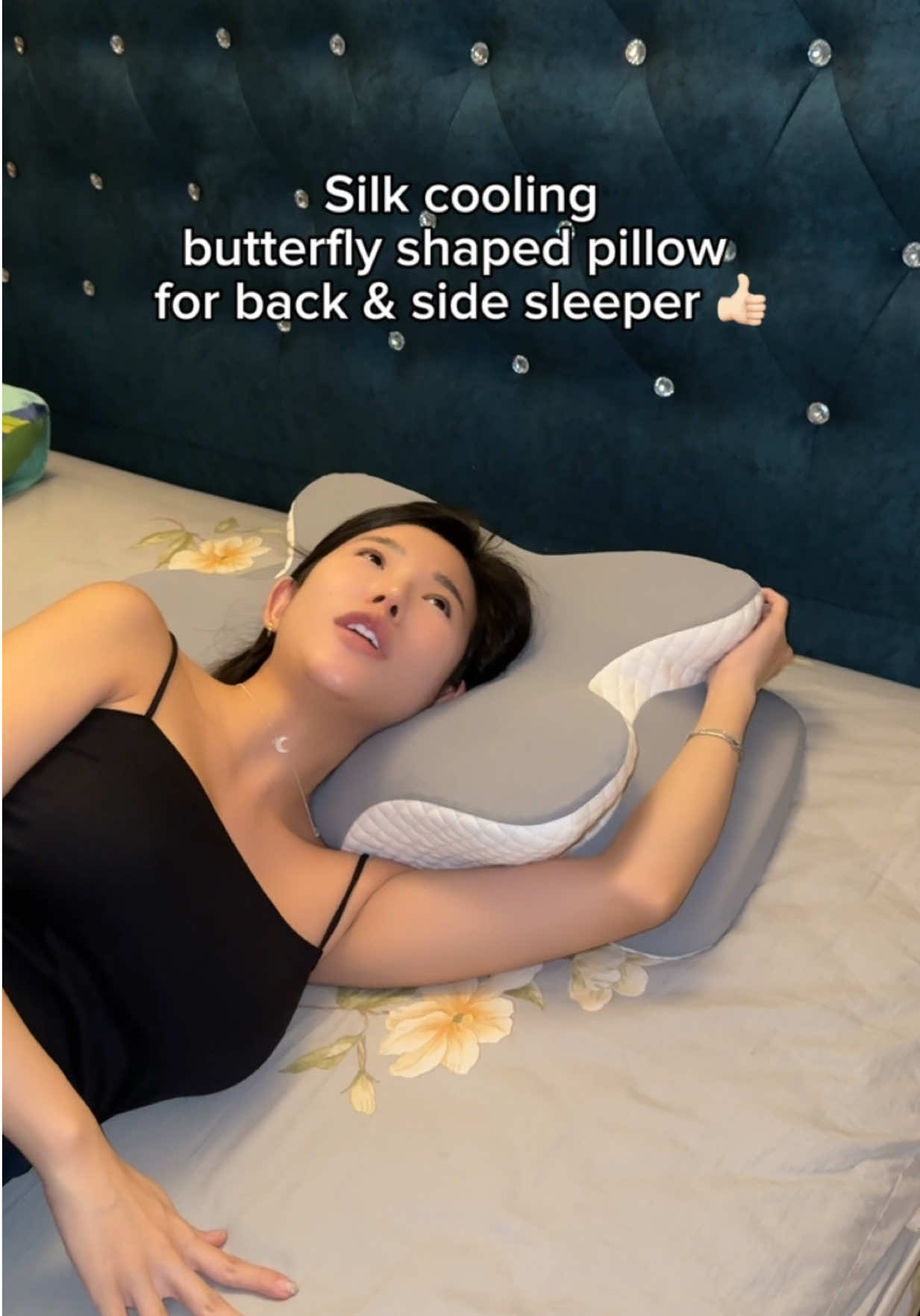 once you try this pillow you’ll never sleep in any other pillow again It’s perfect for both back and side sleeper because it’s so versatile thanks to its unique shape. Great support pillow for the neck and shoulder 👍🏻👍🏻