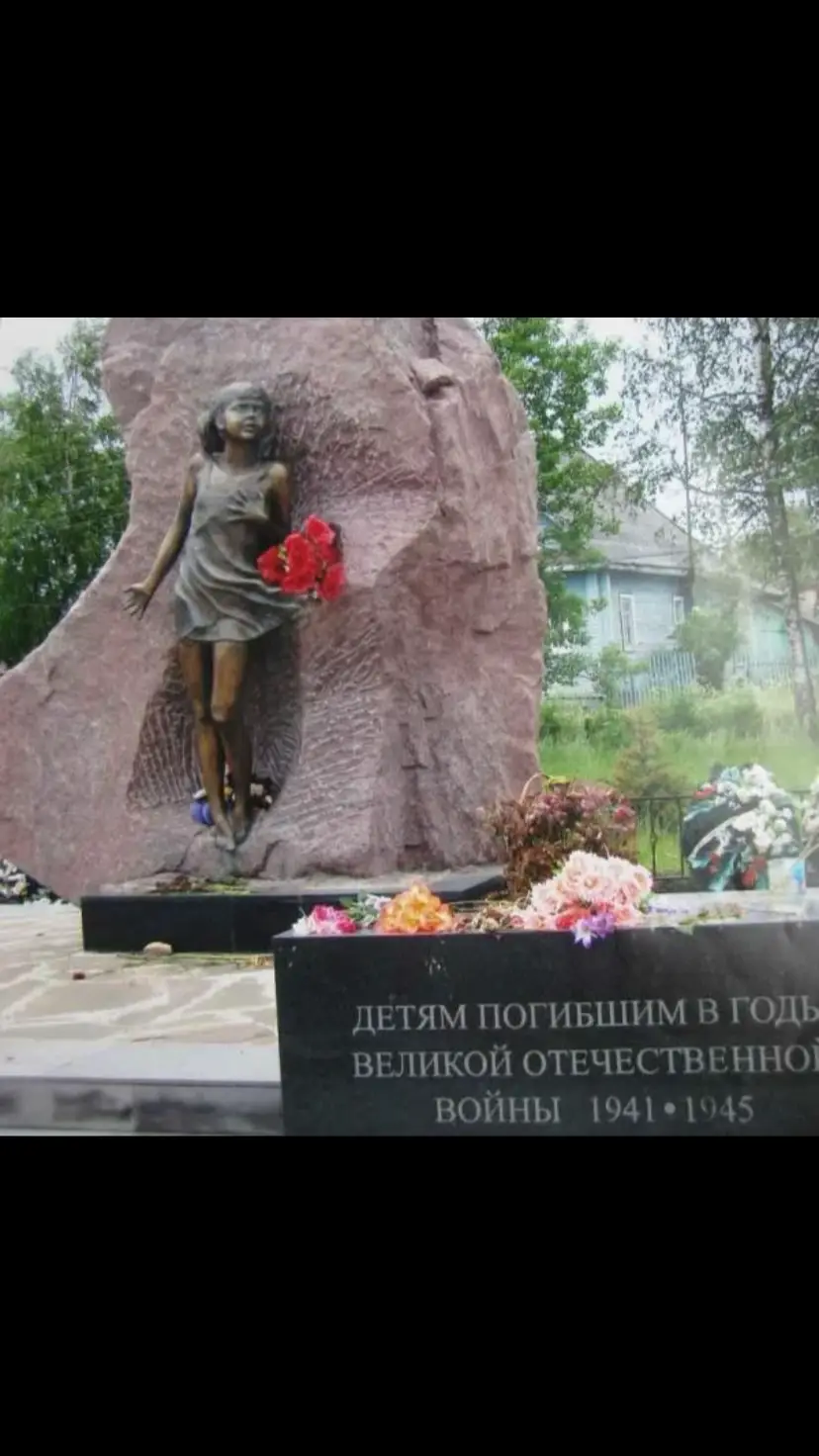 Подвиг Ани Обуховой. Девочка примерзла к парте Эти события произошли в декабре 1941 года. Тогда совершила подвиг маленькая девчушка. Ей было всего 11 лет. Её звали Аня Обухова. Она родилась в небольшом селе Курской области в 1930 году. Девочка росла настоящим патриотом своей страны. Когда началась Великая Отечественная война, отец Ани ушёл воевать, а сама она вскоре стала помогать в госпитале, который открылся в её родном селе в здании школы. Здесь девочка познакомилась с раненым офицером, который ей напоминал ей отца. В декабре 1941 года в село пришли немцы. Враги сначала допрашивали раненых, а потом расстреливали. Особенно их интересовали офицеры. Их пытали, а затем расстреливали. Аня поняла, что и этого офицера, который так похож на её отца, тоже расстреляют. И тогда она решилась на следующее. Она перевезла раненого из госпиталя на саночках и спрятала. Аня думала, что пропаду одного раненого не заметят. Но немцы заметили. Они поняли, что сам, без посторонней помощи, он бы не справился. Значит ему кто-то помог из села. Немцы потребовали выдать помощника. И даже в качестве угрозы расстреляли одного старика. Аня поняла, что поставила под угрозу жизни жителей родного села. Девочка пришла к немцам и созналась, что она это сделала. Когда немцы узнали, что их провела 11-летняя девочка, они пришли в ярость. Аню били, таскали за волосы, пинали, но она не рассказала, где спрятала раненого. Тогда, почти раздетую и измученную девочку привели к школе, около которой были на улице свалены парты. Её привязали к одной из парт и облили холодной водой. На улице стояли морозы. На следующий день в село вошли советские части. Часть раненых была спасена, в том числе и тот офицер, но Аня погибла. Она умерла, примерзнув к парте.🕯️🥀