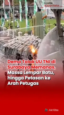 Demo Tolak UU TNI di Gedung Negara Grahadi Surabaya Memanas, Massa Lempar Batu, Petasan hingga Molotov ke Arah Petugas Pada Senin, 24 Maret 2025, terjadi demonstrasi menolak UU TNI di depan Gedung Negara Grahadi, Surabaya.  Massa aksi, yang sebagian besar mengenakan pakaian serba hitam, membawa spanduk bertuliskan 