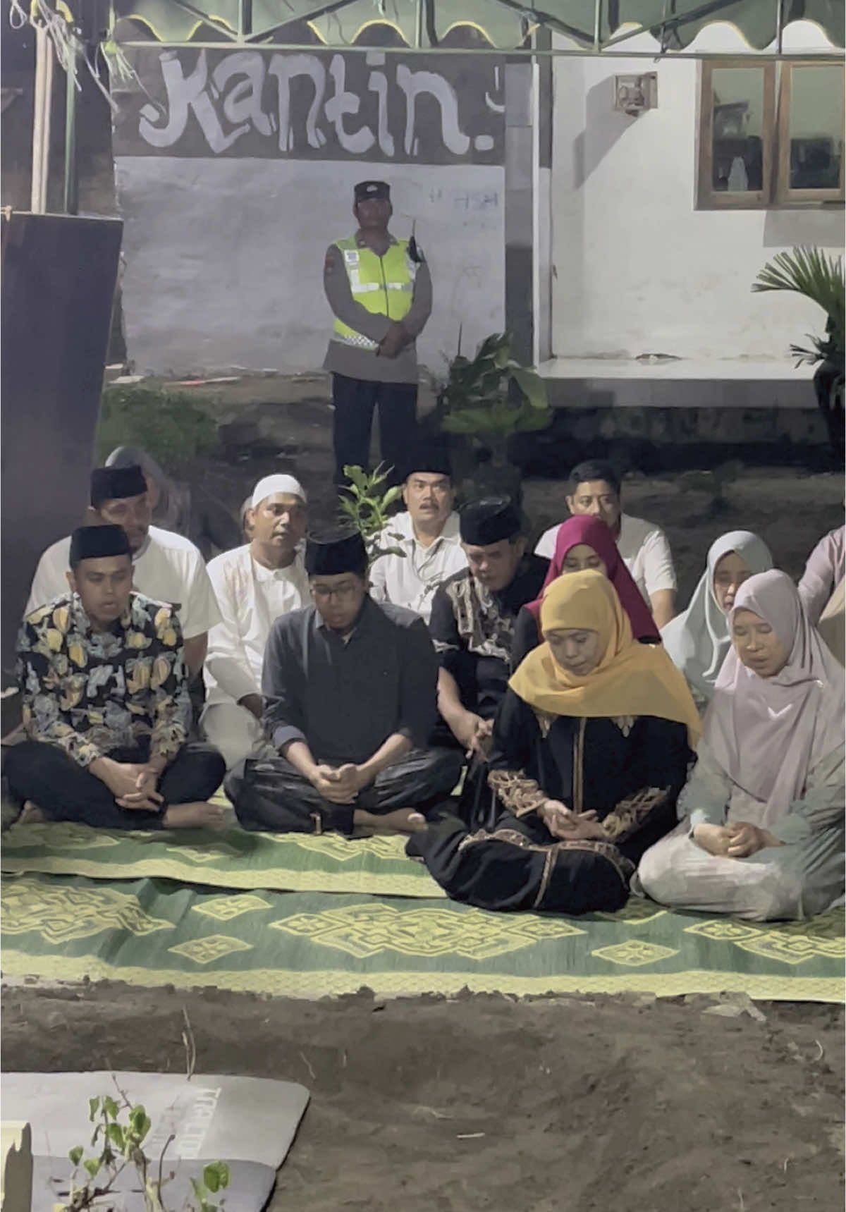 Gubernur Jawa Timur Khofifah Indar Parawansa bertakziah dan ziarah makam Ibu Nyai Hj. Masluchi Syaifulloh (Ketua PC Muslimat NU Kab. Blitar) di Ponpes Nasyrul Ulum Putri, Modangan, Nglegok, Kab. Blitar (16/03) #gubernurjatim #khofifahindahparawansa 