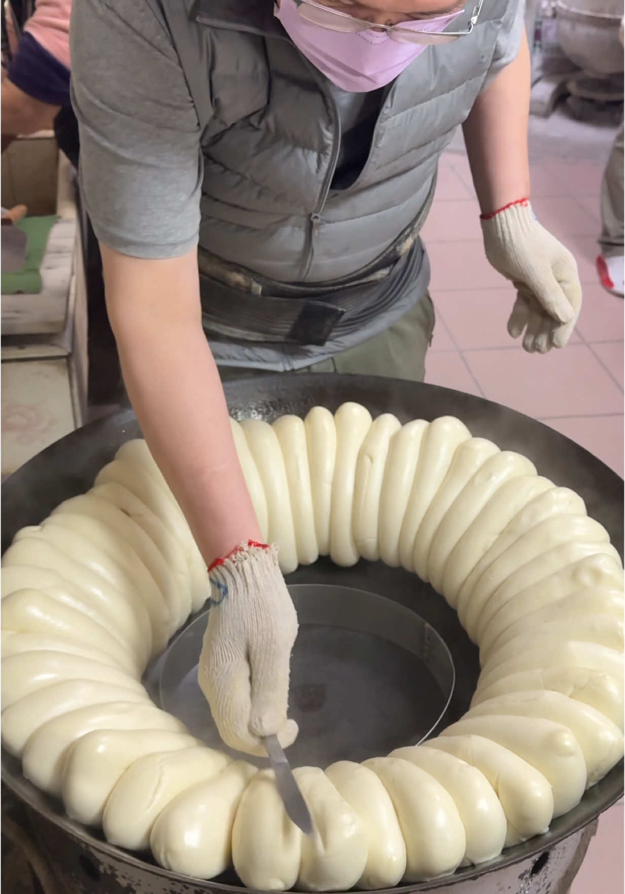 Must Try Traditional Handmade Bread In Taiwan 🔍 Business name  李家鍋貼饅頭 📍Address No. 3-1, Lane 99, Xiao 3rd Rd, Ren’ai District, Keelung City, 200 💵 Price  NTD 30 / 0.90 USD #bread #bakery #Recipe #homemade #taiwan #streetfood 