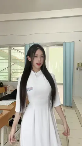 Gợi cảm trong tà áo dài #tranngocthuytien #thtiencutee  #gaixinhtiktok  #mynhanvietnam 