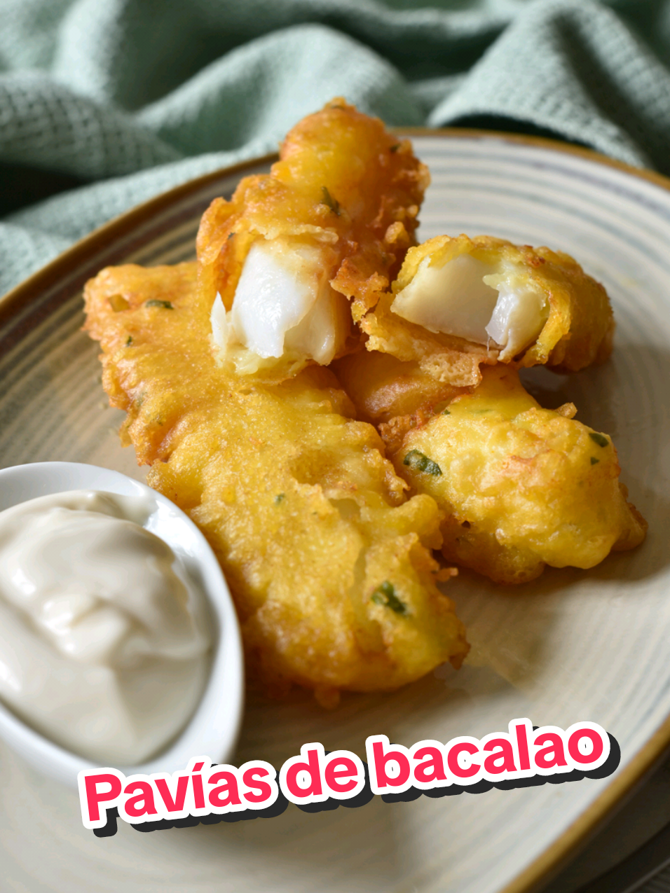 🍴Esta es mi receta de pavías de bacalao, la que preparo en casa. Son fáciles y quedan crujientes y deliciosas. (Receta escrita abajo) 💥INGREDIENTES: - 600 gr de tiras de bacalao salado o desalado - 1 limón - 1 huevo - 2 dientes de ajo - Unas ramitas de perejil fresco - 1 cucharadita de levadura en polvo - 250 ml de cerveza muy fría - 150 gr de harina de trigo - 1 papelillo de azafrán en polvo - Aceite para freír 💥 ELABORACIÓN 1. Desalar el bacalao salado durante 48 horas, cambiando varias veces al día el agua. 2. Colocar los trozos de bacalao en un recipiente, agregar un poco de zumo de limón y macerar durante 30 minutos. 3. En un recipiente amplio y limpio, batir un huevo, añadir el ajo y el perejil fresco muy picados y una cucharadita de levadura en polvo (polvos de hornear). Integrar y agregar la cerveza muy fría. 4. Incorporar la harina de trigo poco a poco, sin dejar de mezclar, hasta lograr una masa de consistencia suave, ni muy espesa ni muy líquida. Echar un papelillo de azafrán en polvo y mezclar. Reposar 20 minutos en la nevera. 5. Secar las tiras de bacalao con papel absorbente, sumergir cada pieza en la masa y freír en aceite caliente a fuego medio unos minutos hasta que estén doradas. Sacar a un plato con papel absorbente y servir recién hechas. Consejos: - Si vas a desalar el bacalao unos días antes, debes de guardarlo en la nevera mientras permanece en el agua. Y ¡a devorar sin arrepentimientos! 😋 Guárdate la receta en favoritos o hazle un pantallazo para tenerla siempre a mano. ¡Gracias! . . . . . #yhoyquecomemos #recetas #comida #recetasfaciles #recetasrapidas #foodporn #Foodie #yummy #food #foodvideo #foodblog #viral #parati #pavias #soldaditos #bacalao #fritura #pescados 