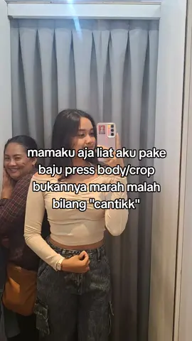 *btw itu yang milihin baju mamaku