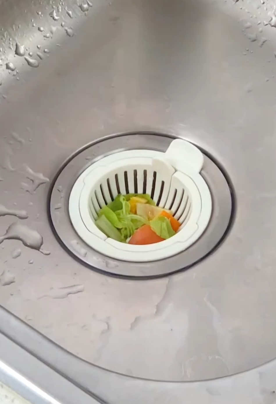 Easy to pour food scraps😏#gadgets #coolstuff #coolgadgets #product #shopping #amazonfinds #LearnOnTikTok #tiktokmademebuyit #fyp 