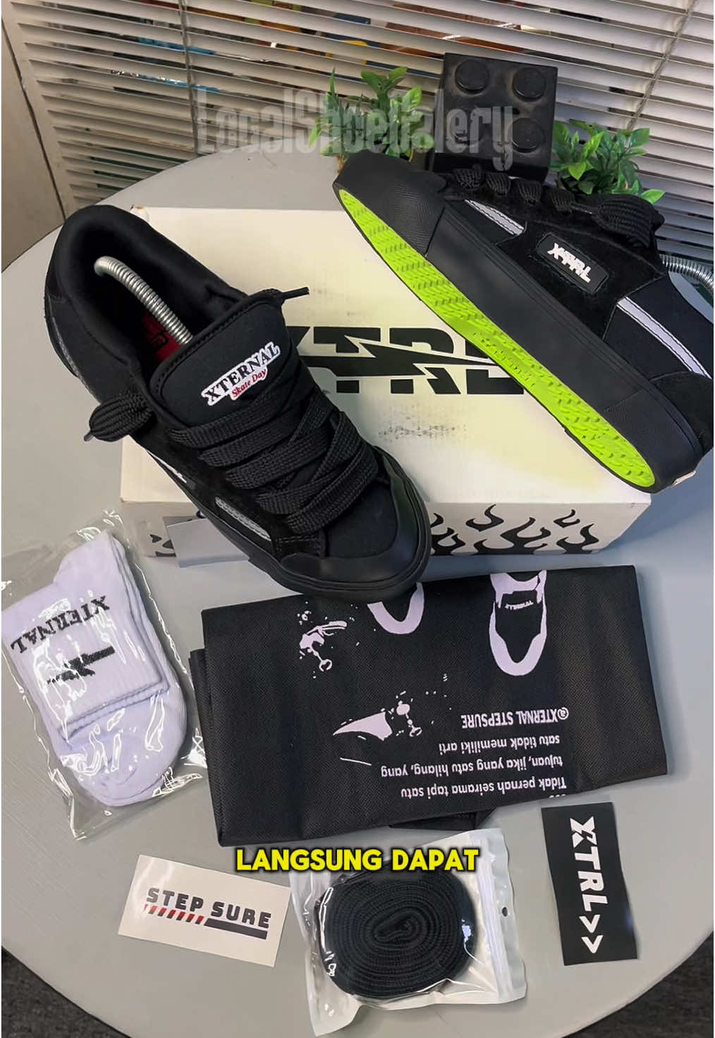 Lagi ada promo gila! Beli sepatu ini dapet bonus kece! Nyaman, enteng, grip kuat! Buruan cuy, stok terbatas! Gas ke keranjang kuning!  #sepatulokal #sepatugendut #sepatuxternal #sepatu #sepatumurah 
