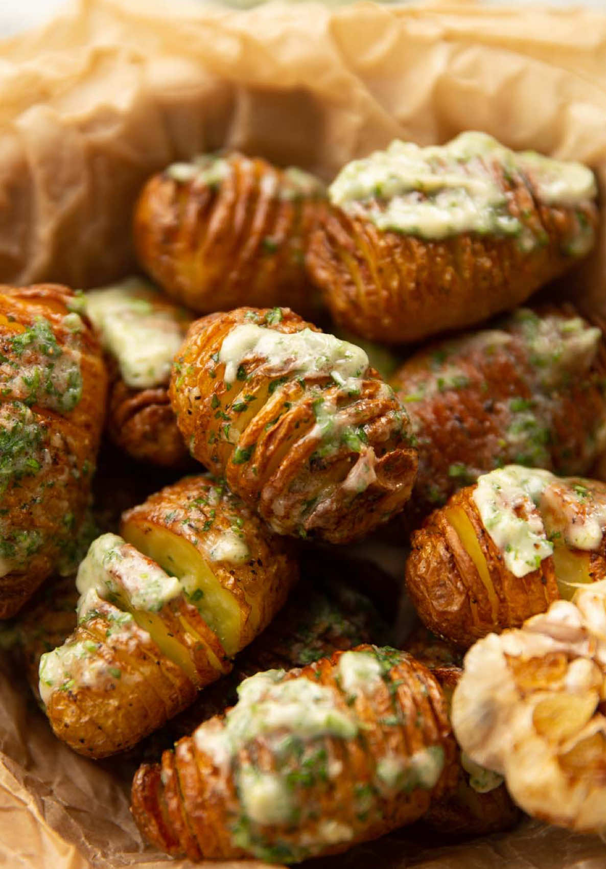 Truly some of the most scrumptious spuds you’ll ever make! Enjoy 😄 Chris x GARLIC BUTTER POTATOES | Serves 4 *Recipe on the blog in more detail INGREDIENTS 2 bulbs of Garlic* 1kg / 2lb small Potatoes** 3 tbsp Olive Oil 1/2 tsp Salt 1/4 tsp Black Pepper 90g / 6 tbsp Butter 2 tbsp very finely diced Fresh Parsley METHOD 1️⃣Preheat the oven to 200C/390F. 2️⃣Slice the tips off the garlic bulbs to expose the cloves. Drizzle with a little oil then individually wrap them in foil. 3️⃣Make very thin slices (1/16