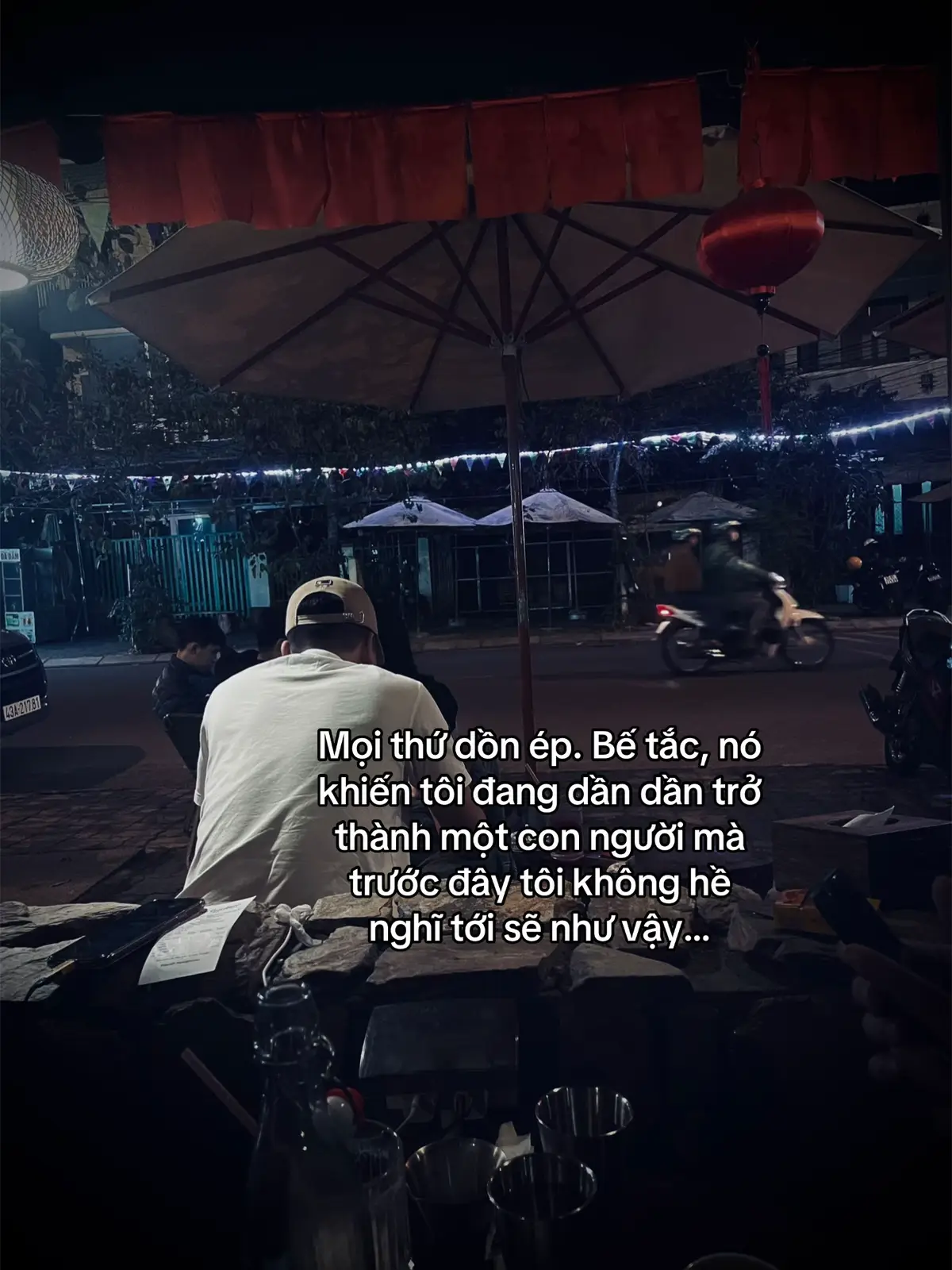 Mọi thứ dồn ép. Bế tắc, nó khiến tôi đang dần dần trở thành một con người mà trước đây tôi không hề nghĩ tới sẽ như vậy…