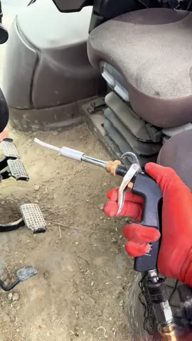 Gros nettoyage d’une cabine de tracteur : 6h de travail en 1 minute 40 Major cleaning of a tractor cabin: 6 hours of work in 1 minute 40 seconds #CleanTok #cleaning #satisfying #satisfyingvideo #clean #amsr #detailing #tracteur #tractor 