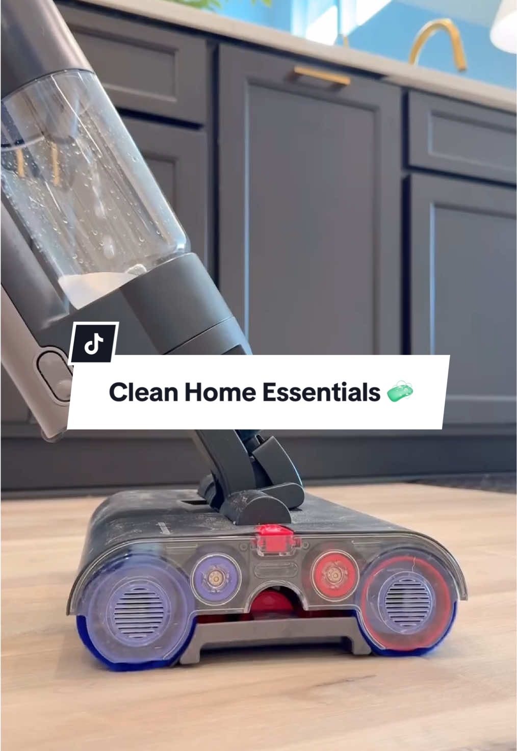 Machines that work smarter, so you don’t work harder. 👏 🎥: @greeneyesgoldsoul  #dyson #dysonvacuum #robotvacuum #360visnav #washg1 #dysonwashg1 #cleaning #cleaningroutine #reset #cleanhome 
