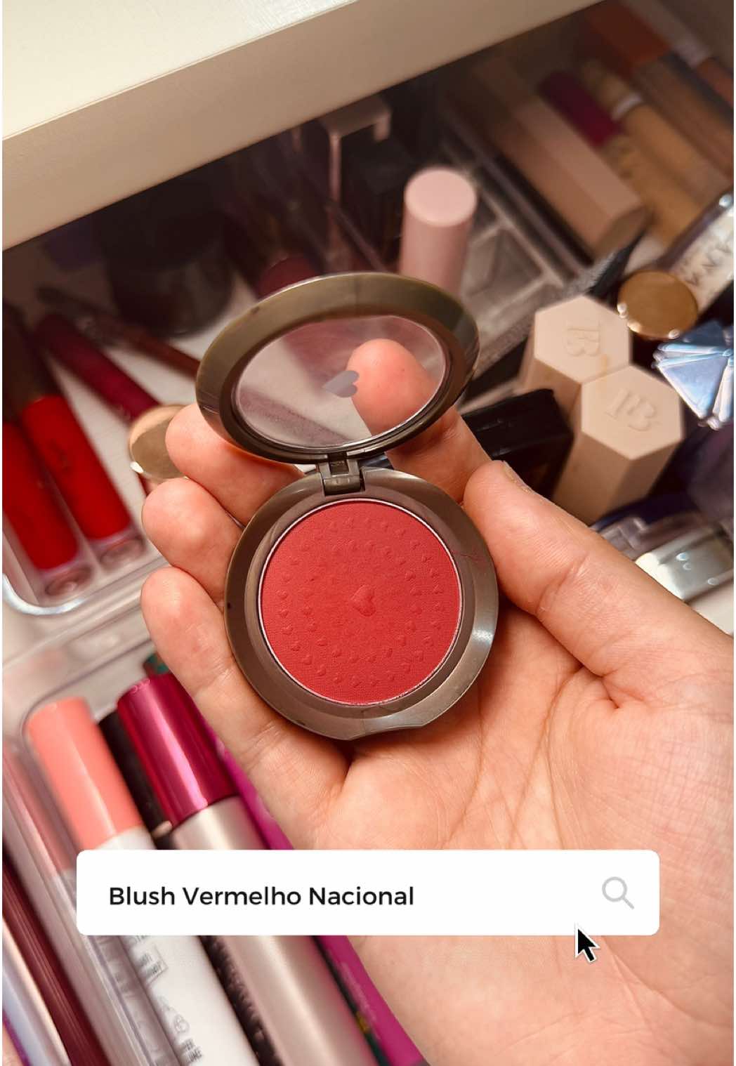 Testando o blush da @Quem Disse, Berenice? e olhem esse efeito natural! ✨ Leve, fácil de aplicar e perfeito pro dia a dia 🫶🏻 💘 Cor Rubor Vermelho Vermetin 💘 Já conheciam essa belezinha? #quemdisseberenice #ruborvermelhovermetin #blushperfeito #dicasdebeleza #maquiagemnacional #makebrasil #foryou #fyp #truquedemaquiagem #makeparadia #testandoproduto #resenhadodia #makeleve