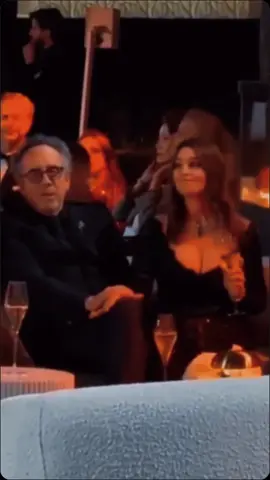 y pensar que todo empezó con ese abrazo y miraditas ❤️‍🔥 #monicabelluccitimburton #timburtonmonicabellucci #monicabellucci #TimBurton #couple #monicabellucciedit #monicabellucciedits 