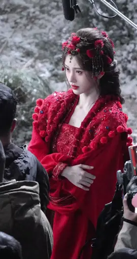 Cưới mà sao căng thẳng quá dị 😅. Dù như nào thì hôn xong hã tính tiếp nha nhà mình ơi 😭😭 #xuhuongtiktok #nguyetlanyky #月鳞绮纪 #cuctinhy_jujingyi_鞠婧祎 #lovuy #cúctịnhy #jujingyi #cuctinhyjujingyi  #cúctinhy 