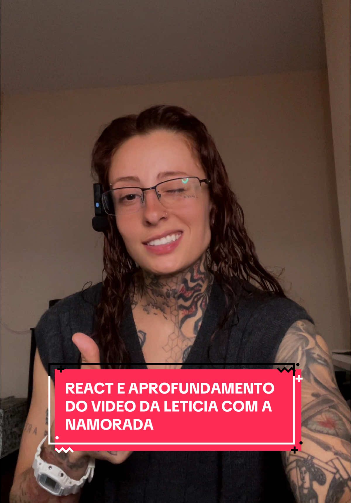 Hoje to aqui reagindo ao vídeo da @leticiabrocenschi com a Namorada Mariana, pra gente aprofundar nos tópicos que elas levantaram.  São inúmeras violências que mulheres sáficas passam todos os dias: invalidação, fetichização, ignorância das pessoas com suas vivências e culturas e muito mais. É triste que pessoas hetero cis saibam tão pouco sobre o universo sáfico, e como constantemente são homofóbicas conosco por pura ignorância.  💜🩷🏳️‍🌈  #lgbtbrasil #saficasnotiktok 