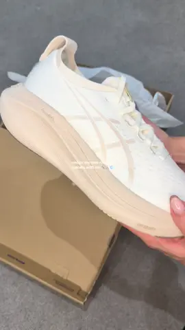 This colour way is 😮‍💨 although they will stay clean for all of 5 mins #runningtiktok #asics #asicsgelnimbus27 #gelnimbus27 #runningtrainers #marathontraining #fyp 
