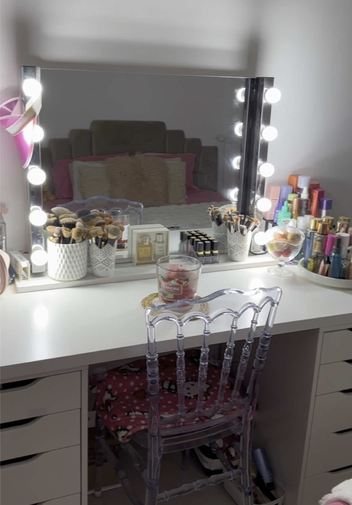 Besoin de clean dans ma tête et chez moi ✨ Il faut aussi que je fasse mon dressing 😩 #rangement #tri #makeup #maquillage #skincare #coiffeuse #vanity 