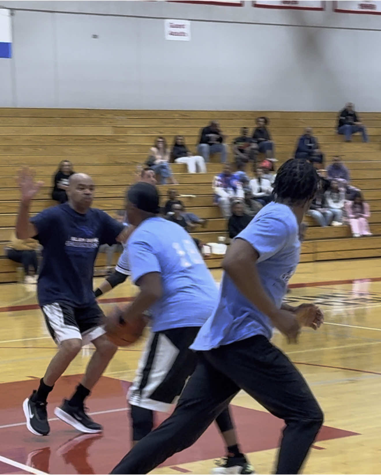 Bruh if this ain’t the funniest shit I’ve ever seen on a basketball court 😩 Tracey Dent thought this was Like Mike the sequel 