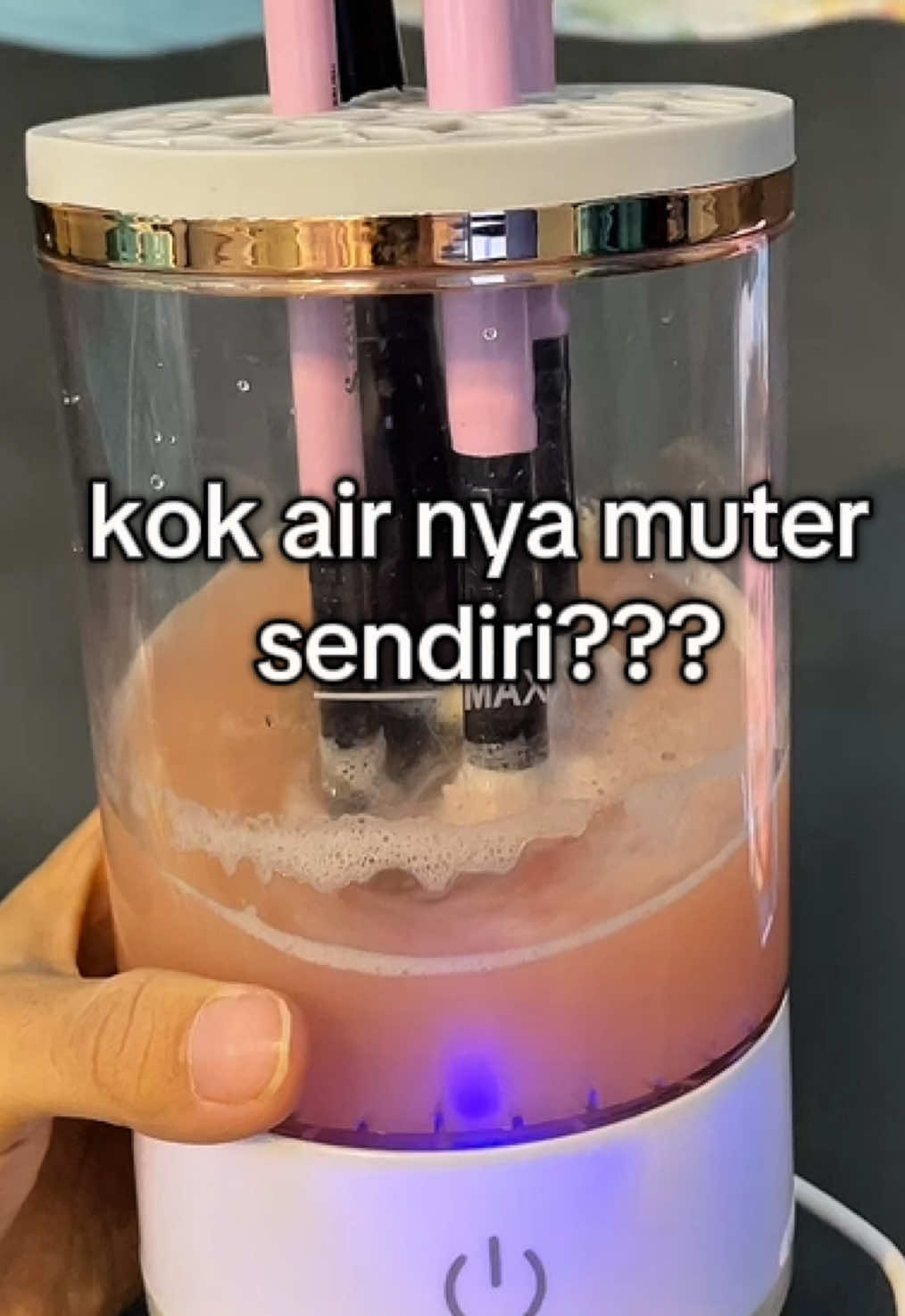 Akhirnya nemuin pembersih kuas / brush otomatis!! 😍 satset cuci brush makeup cuma pake alat ini jadi gaperlu capek gosok pake tangan sendiri 😍✅  alatnya aku spill di keranjang kuning 🥳 #makeup #pembersihmakeup #pembersihotomatis #makeupbrush #makeuptips 