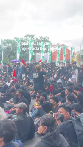 selama kamu tidak menindas orang lain maka kamu adalah punk! #sobatsambat #punkisattitude #aksisurabaya #surabayamelawan #punk 
