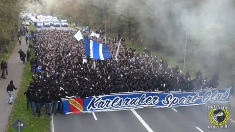 Die Freundschaft 💙👑🤍 #Verein #fussball #ultras #bundesliga #hertha #herthabscberlin #bsc #hahohe #hahohe🔵⚪ #hahoheherthabsc #herthabsc #herthaberlin #olympiastadion #berlin #herthaundderksc🔵💙💪 #footballtiktok #ksc #karlsruhe #karlsruhersc #casual 