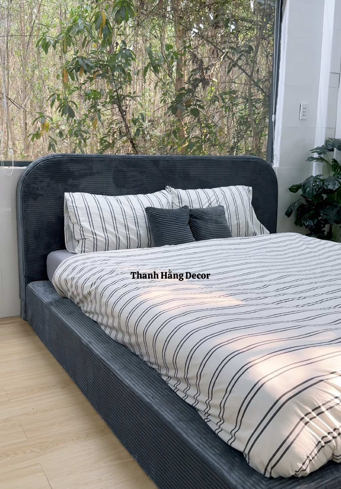 Giường kẻo dẻo vuông bo góc xám tăm đậm #giuongkeodeo #giuongpallet #giuonglaprap #decorphongngu #noithat #viral #xuhuong 