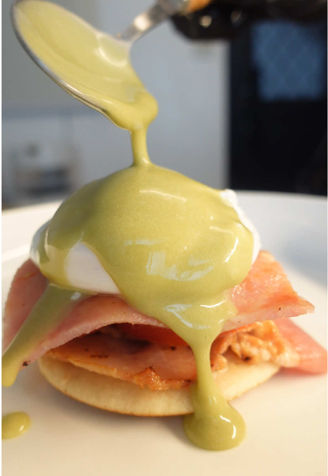 Eggs benedict! #food #cooking #eggsbenedict #poachedegg #hollandaisesauce 