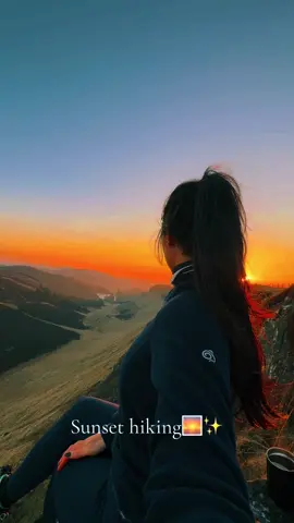 Let’s go chase the sunset 🌅🥾#Hiking #hikingadventures #sunsetlover #sunsets #fyp #mountains #coffee #explorepage✨ #walking  @Craghoppers 