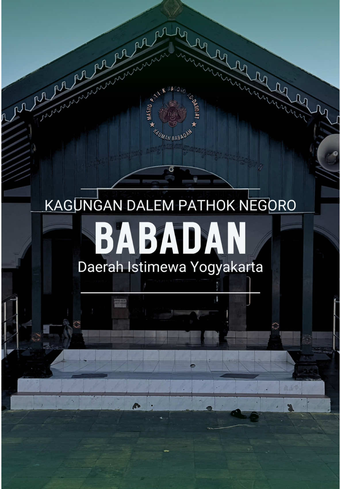 Masjid pathok negara satu ini menjadi masjid satu-satunya yang mengalami perpindahan disertai dengan pemindahan penduduk sekitar masjid. Pada masa penjajahan Jepang, masjid pathok negara Babadan sempat berpindah tempat dikarenakan perluasan pangkalan militer udara Jepang.  Keberadaan Masjid Jami’ Ad-Darojat ini, selain menjadi salah satu pilar bagi berdirinya Kasultanan Yogyakarta juga menjadi saksi sejarah penjajahan Jepang sebelum kemerdekaan Indonesia dikumandangkan. Selanjutnya, kemana lagi nih kawan ? 📍 : Kagungan Dalem Masjid Pathok Negara Babadan 📽️ : @kelanawisata.id  #KelanaWisata #KawanKelana #Kemenpar #BadanOtoritaBorobudur #DiIndonesiaAja #WonderfulIndonesia #PesonaIndonesia #BanggaBerwisataDiIndonesia #PathokNegara  #MasjidPathokNegaraBabadan #Ramadan  #Yogyakarta #KratonJogja #masjidbabadan #pathoknegoro #wisatareligi #wisataramadan #ramadan2025 