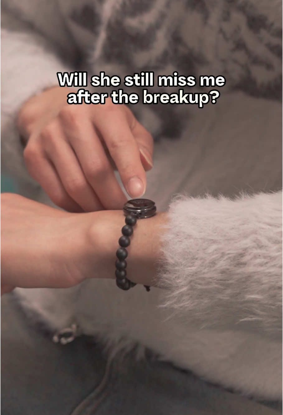 Every blink and buzz whispers that I’m thinking of you.#totwoo #totwoolongdistancebracelets #tiktokshopspringglowup #springtok #totwooconncettolove 