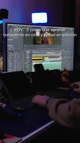1️⃣ El ritmo lo es todo En cine, cada corte tiene un propósito. Aprendí que un buen ritmo en la edición puede hacer que un video pase de aburrido a adictivo. 2️⃣ El sonido es el 50% de la experiencia Un video sin buena música y efectos de sonido se siente vacío. Aprendí que la edición de audio es tan importante como la de imagen. 3️⃣ Menos es más A veces, eliminar tomas innecesarias hace que la historia fluya mejor. Aprendí a no aferrarme a clips solo porque costaron grabarlos. 4️⃣ El color cuenta historias No es solo hacer que se vea bonito, es transmitir emociones. Aprendí a usar la corrección de color para potenciar cada escena. 5️⃣ Siempre edita con intención Nada en una película está al azar, cada corte tiene un motivo. Aprendí que en edición cada decisión debe servir a la historia o el mensaje. ¿Te gustaría que hablara más sobre alguna de estas?#edición