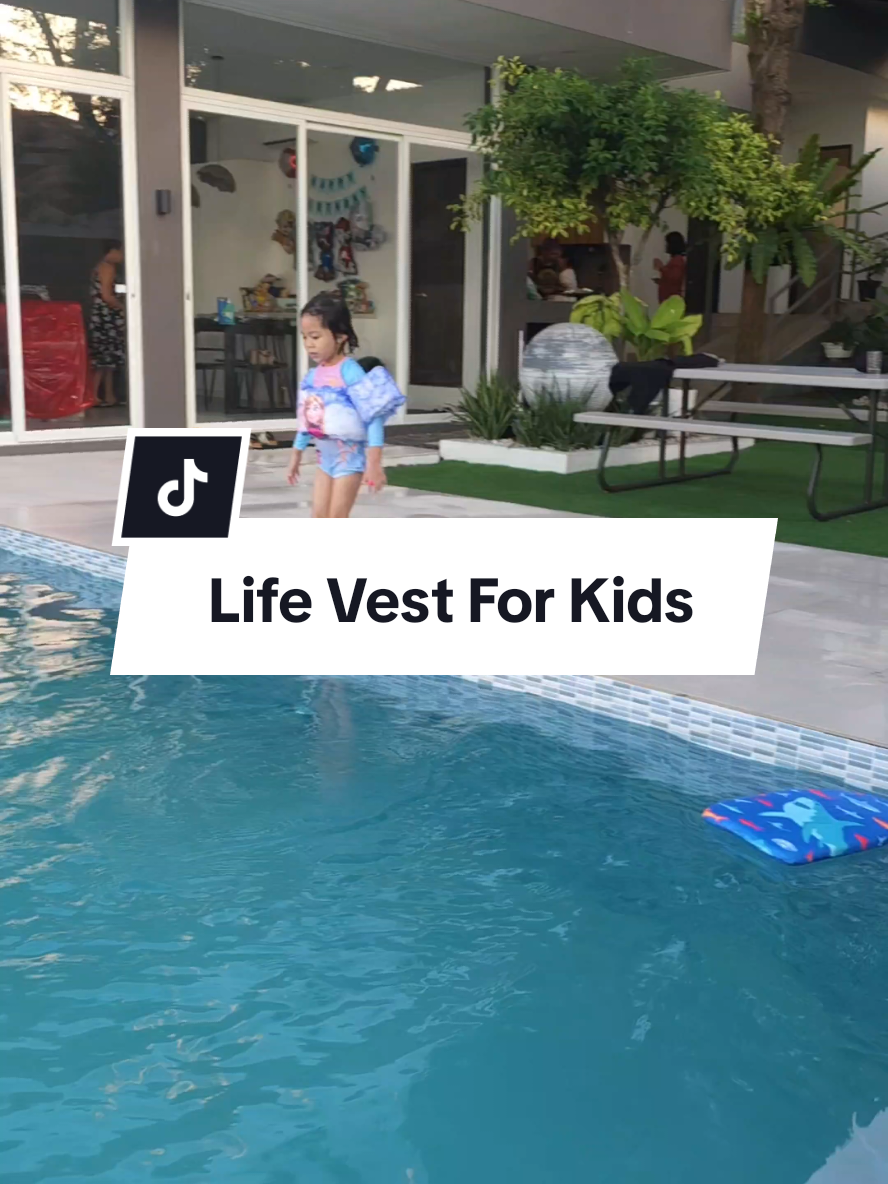 Highly recommended ko tong life vest na to! Ang bilis lang natuto ng baby ko mag balance sa water! Safe and enjoy talaga si baby mag swimming #lifevest #lifejacket #lifevestforkids #floater #summermusthaves #summeressentials #swimming 