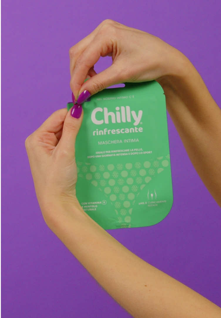 Perché il materiale in Hydrogel ci piace così tanto? 😉 Si adatta perfettamente alla pelle, non tira i peli, non unge e non è bagnato. Le maschere intime Chilly idratano e rinfrescano, in modo super chill 💚 E poi… sono a forma di salvaslip, così sarai libera di muoverti come se non avessi nulla addosso! ✨ #Chilly #MaschereIntimeChilly #TheUnpostedRoutine
