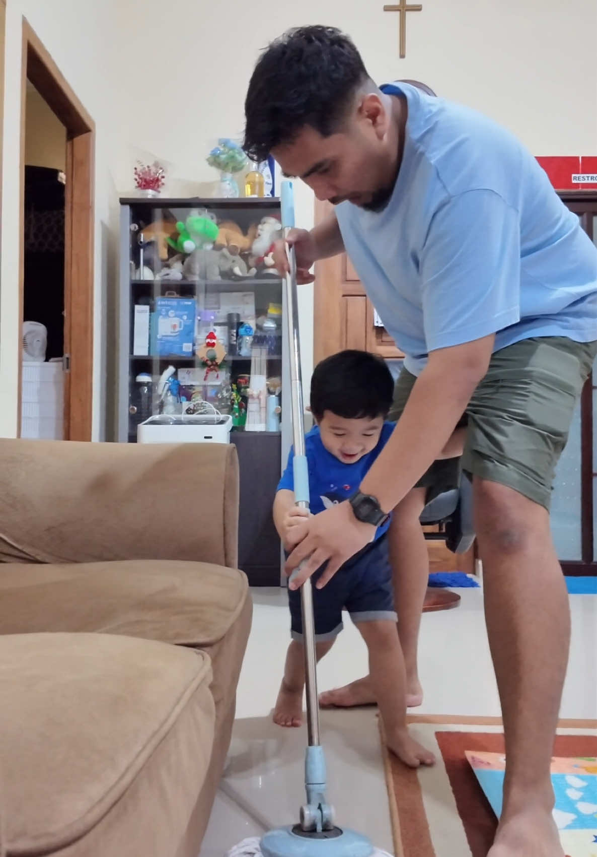 Keci-kecil gini Abe udah jago menguji kesabaran ya. Untung bersihinnya gampang. . #SekaliPelMinyakNodaGakNempel