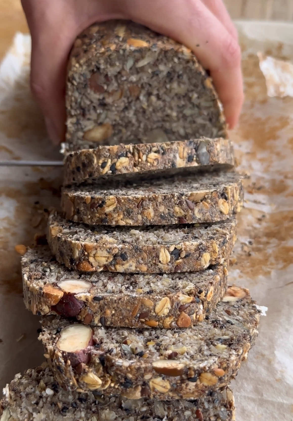 Un « pain » sans farine, sans gluten, très simple que j’adore (largement inspirée de @elavegan). Qui l’a adopté ?  Le psyllium en cosse (en poudre ça marche aussi apparemment) ne peut pas être substitué ; il aide le pain sans blé et sans gluten à imiter une pâte contenant du gluten et constitue un bon liant, il est INDISPENSABLE. Vous pouvez utiliser n’importe quel vinaigre, ça apporte un peu de légèreté à la pâte et de goût.  Pour un pain (moule 22x9cm) : 180g d’un mix de graines (chia, tournesol, courge…) 80g de graines de chia ou lin moulues (en magasin bio ou faites soi-même avec un robot, indispensables car graines mucilagineuses) 50g d’oléagineux (amandes, noisettes ...) 150g de flocons d’avoine (sans gluten possible) 40g de psyllium (on en trouve dans tous les magasins bio) 400g/ml d’eau chaude + 1 càc rase de sel 1 càs de vinaigre de cidre ou pomme Four à 180 degrés. Mélangez tous les ingrédients secs dans un saladier. Ajoutez les liquides et mélangez bien à la spatule puis à la main. Tassez dans un moule, laissez reposer 30’. Enfournez pr une première cuisson de 20’ ; au bout de ce temps, retirez le pain du moule, placez-le à l’envers directement sur la grille du four ou une plaque et faites cuire encore 45’. Laissez refroidir complètement avant de le trancher. Conservez le pain dans un linge propre pendant 4 j max. Je préfère le congeler en tranche et le passer au grill pain.  #bread #psyllium #nogluten #sansgluten #painsansgluten #glutenfree #painmaison #painauxgraines