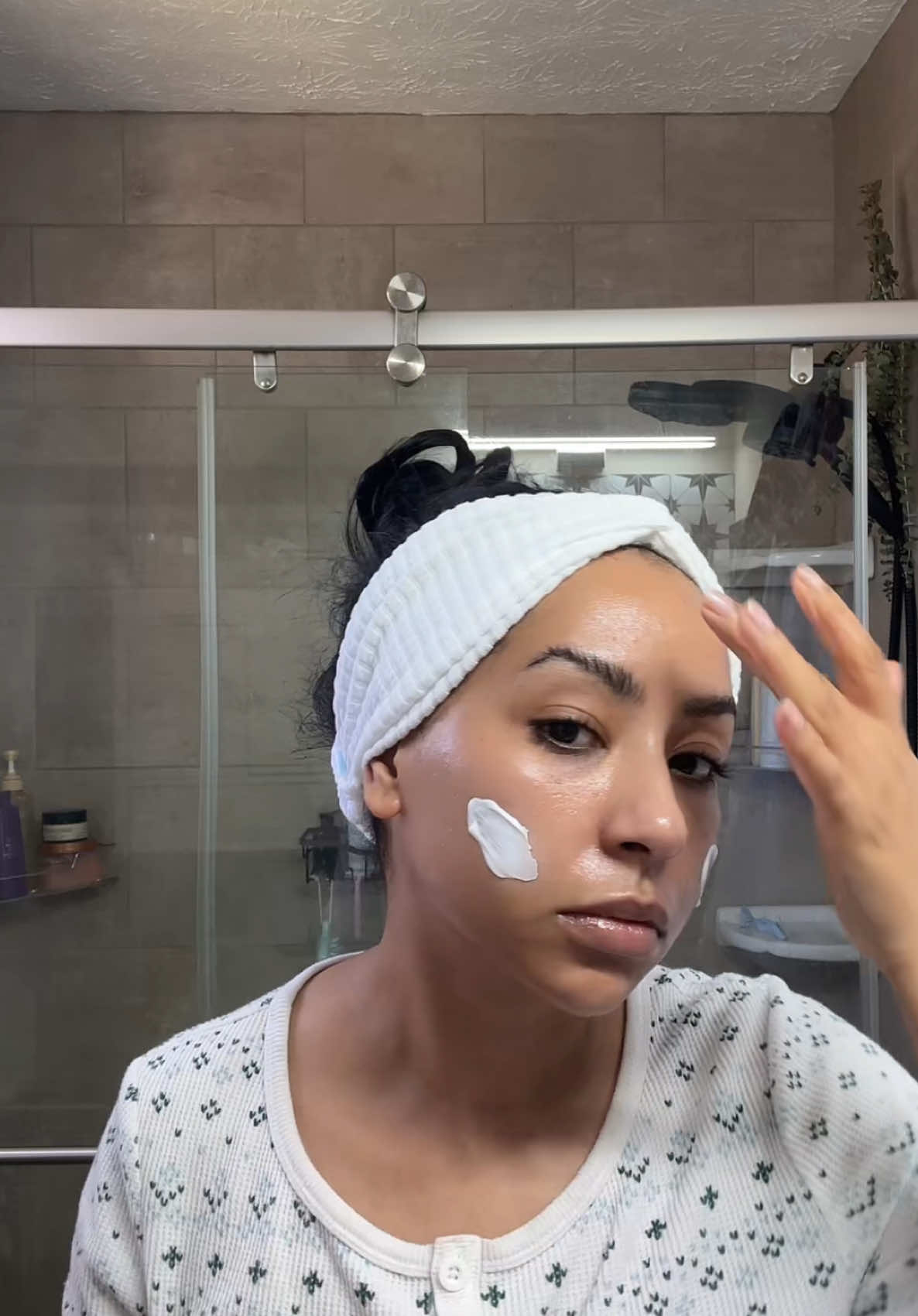 Urgent skin alert! If you're battling breakouts, take action now! Cleanse twice a day, use non-comedogenic products, and don't forget your sunscreen! Your skin will thank you later! 🌟 #AcneSolutions #HealthySkin #SkincareGoals @Tatcha @Glow Recipe @Alpyn Beauty @Beauty Of Joseon CS 