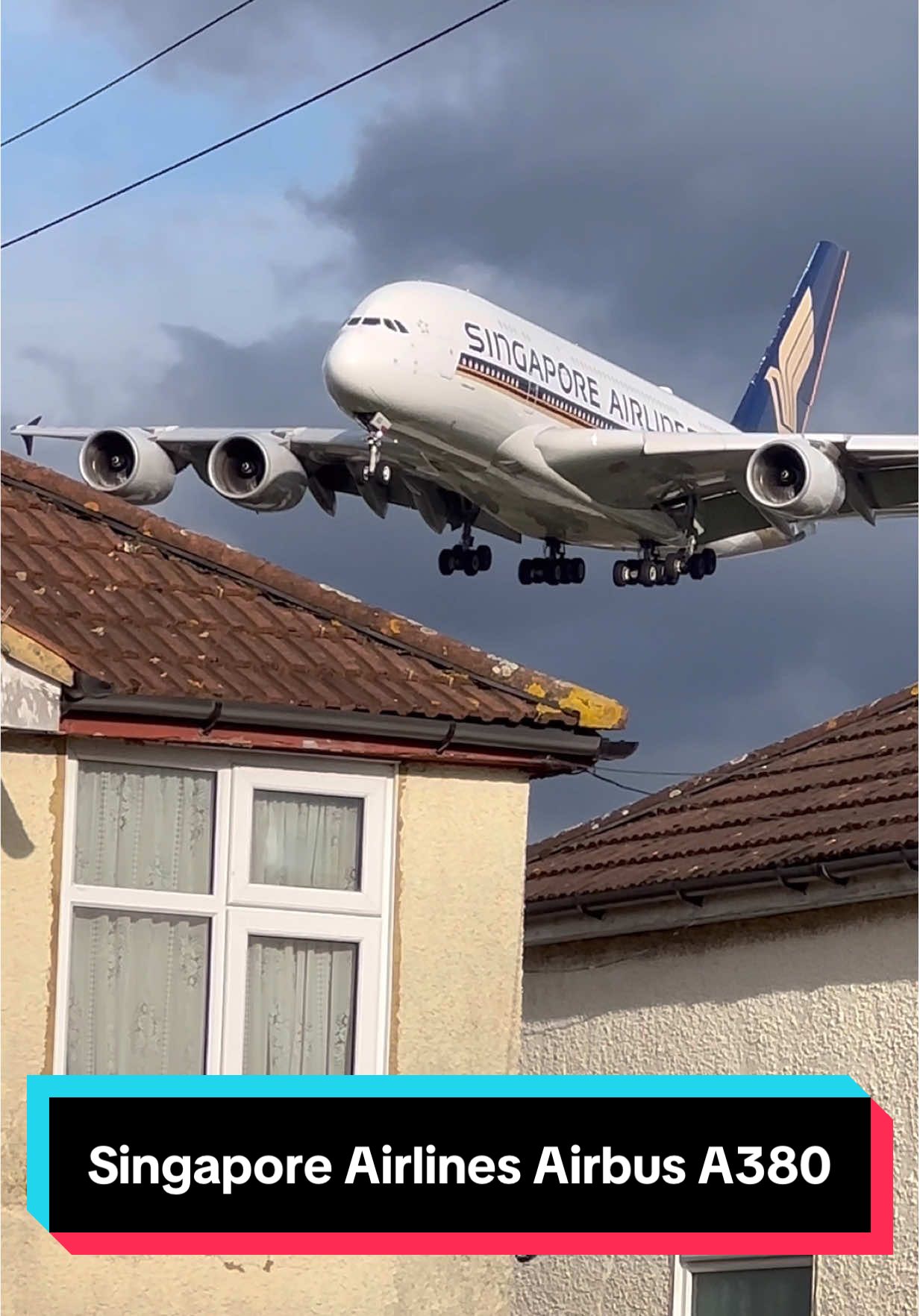 Singapore Airbus A380 flies low over the houses! 😱✈️ #airbus #aviation #airplane #planespotting #landing #airport #avgeek 