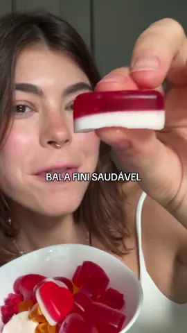 Eu não tinha botado fé!! Isso vai salvar sua dieta de um jeito ainda mais gostoso Ingredientes: 1 pacote gelatina com sabor 1 pacote gelatina sem sabor 100 ml água   #balafini #gelatina #saudavel #fit 