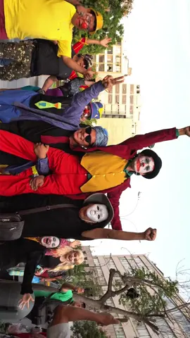 @CasabravaTv produce una escena en apoyo a la movilización social del 21 de marzo de 2025. La inseguridad ciudadana nos afecta a todos.  la escena fue registrada por la cámara de Gerardo de la cruz.  ✊🃏🎉 #JokerPresidente #Joker #Escena #Plazasanmartin #21demarzo 