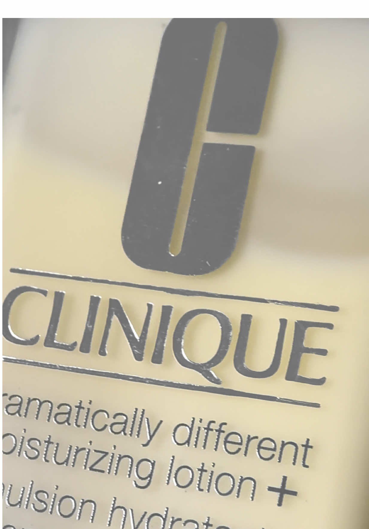 ✨ Skin feels different with @Clinique Dramatically Different Moisturizing Lotion+™! Lightweight, fast-absorbing, no stickiness. Softness and hydration that lasts! ##CliniqueCanada##Skincare##Glow